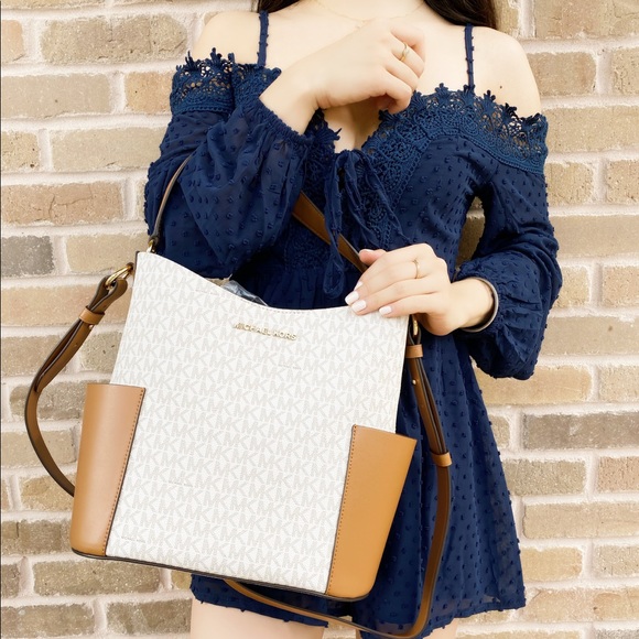 Michael Kors Handbags - Michael kors Bucket bag crossbody vanilla